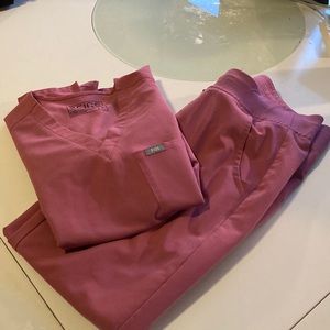 Figs quartz catarina small top and small Zamora jogger bottoms.